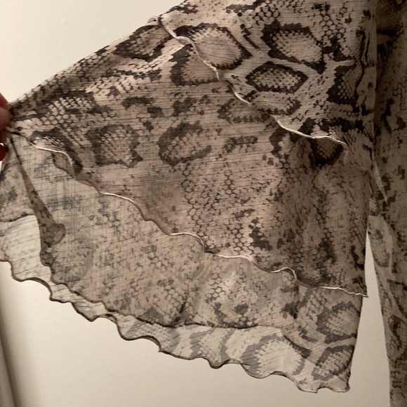 Hot in Hollywood off the shoulder blouse - Picture 4 of 11